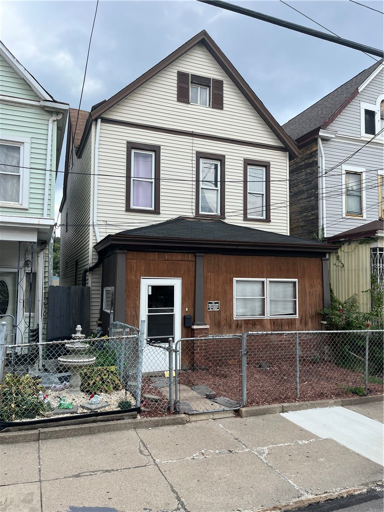 213 Comrie ave — photo 2