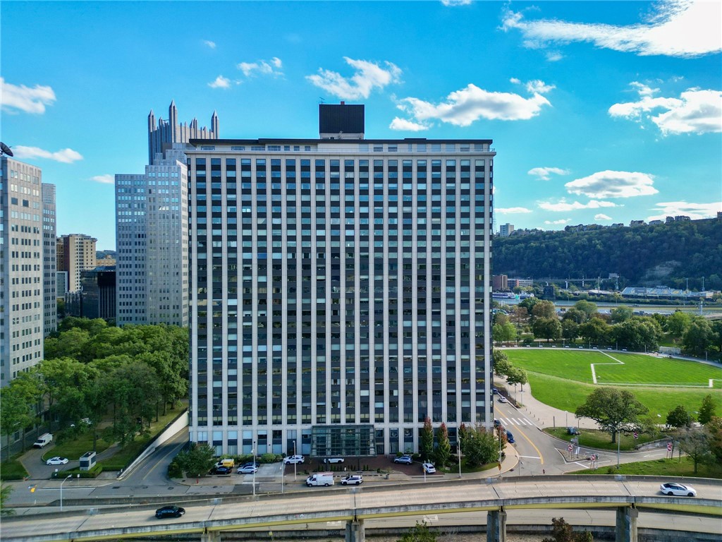 320 Fort Duquesne Blvd 19L — photo 1