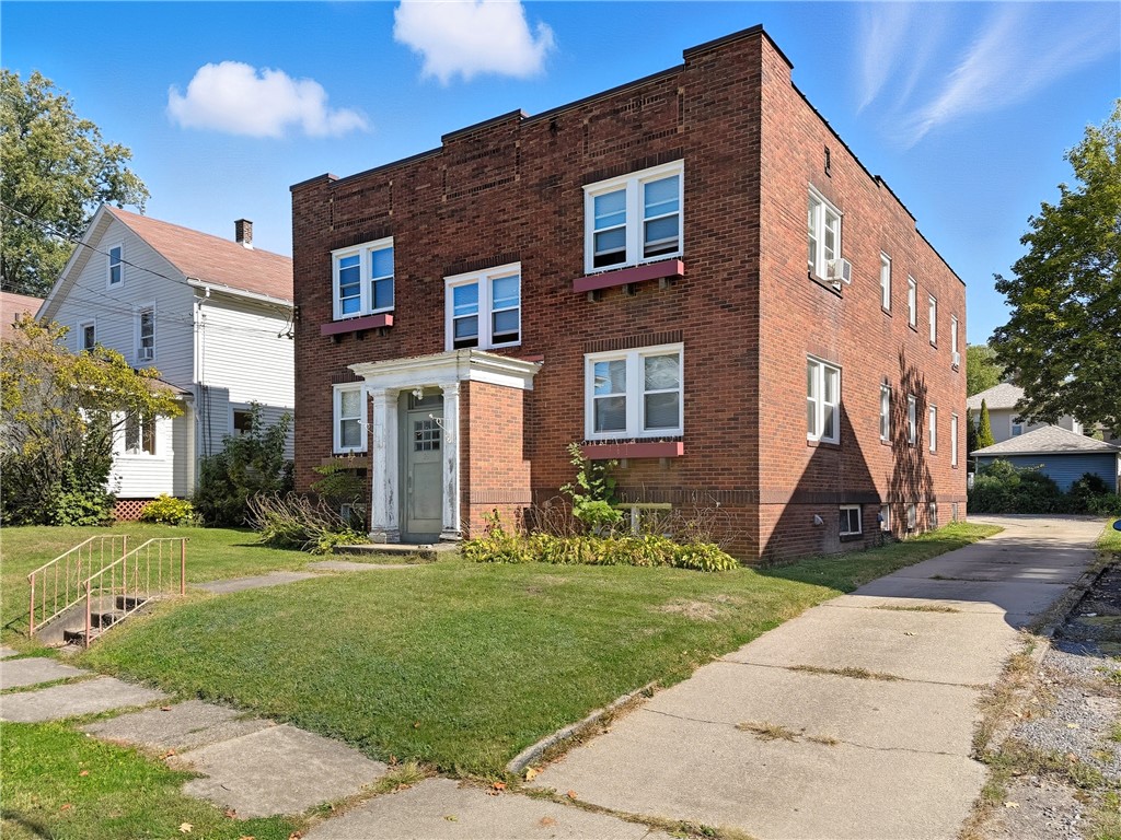99 S Myers — photo 1