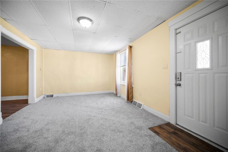 716 Saint Clair Ave — photo 4