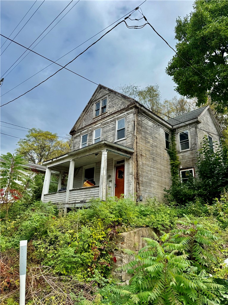 1594 Johnston Ave — photo 1
