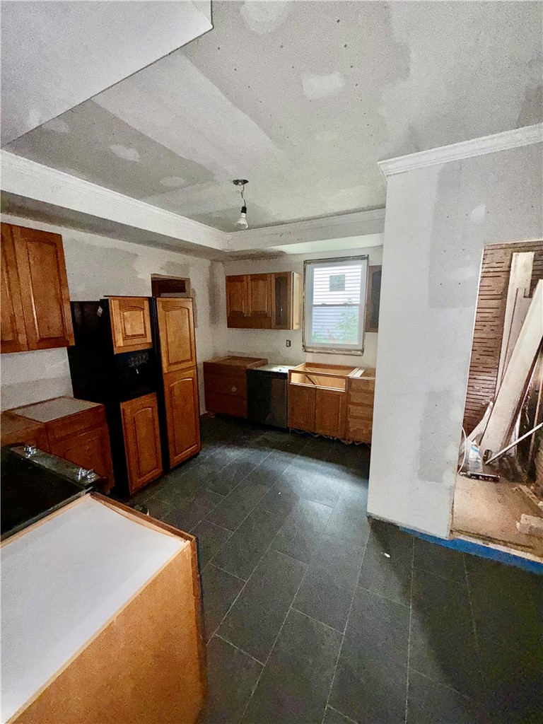 1594 Johnston Ave — photo 3