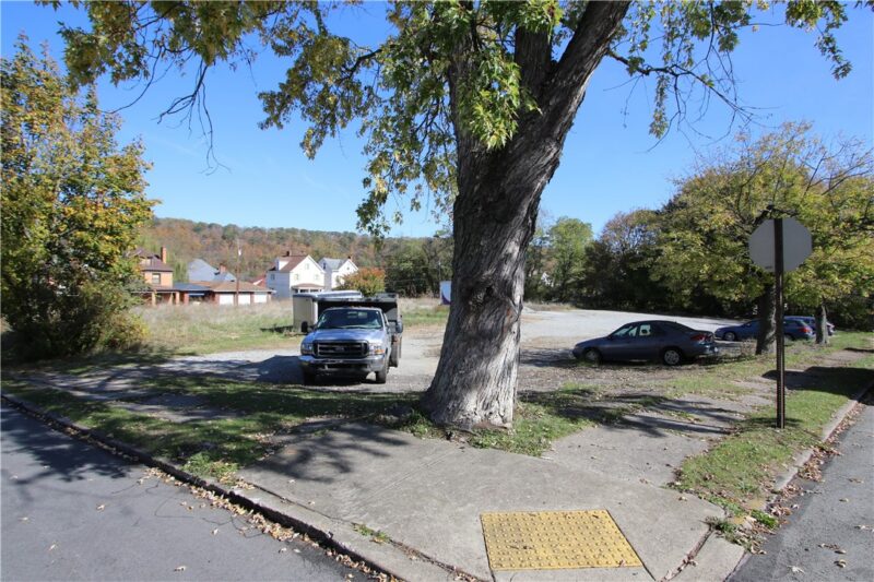 717 Lincoln Street (corner of 9th) — photo 2