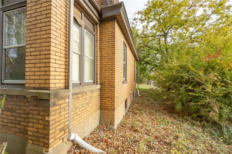211 Wallace Ave — photo 4