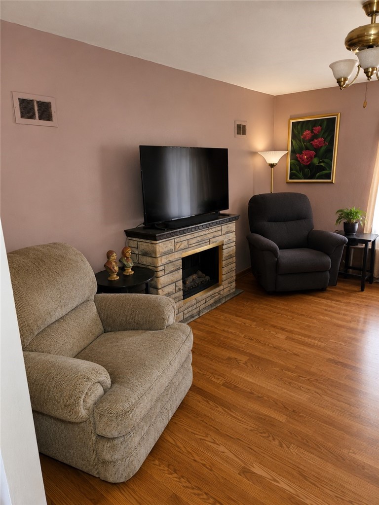 327 Lincoln Ave — photo 3
