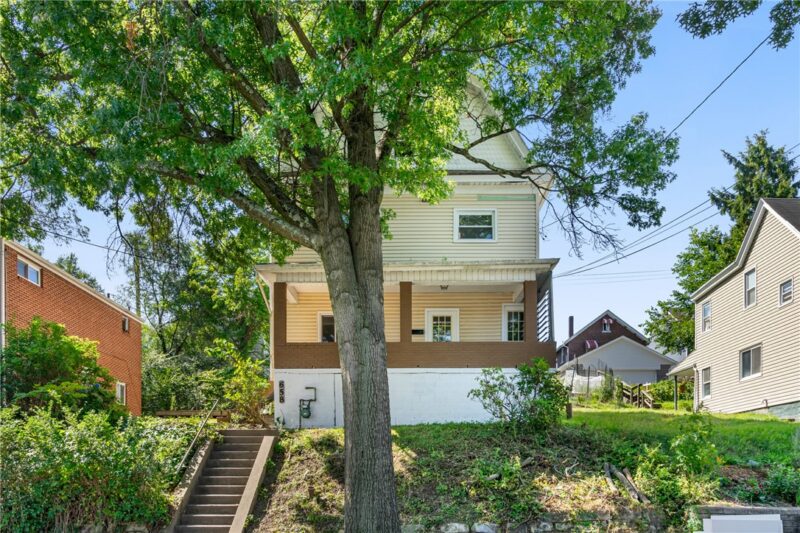 658 Montclair St — photo 2