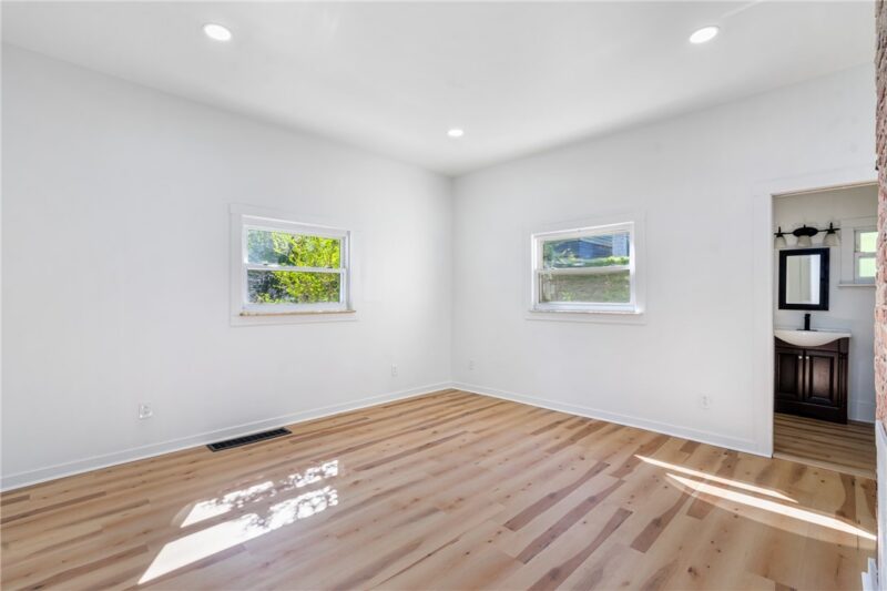 658 Montclair St — photo 6