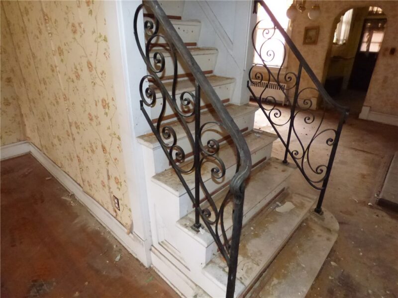 320 Lorenz Ave — photo 3