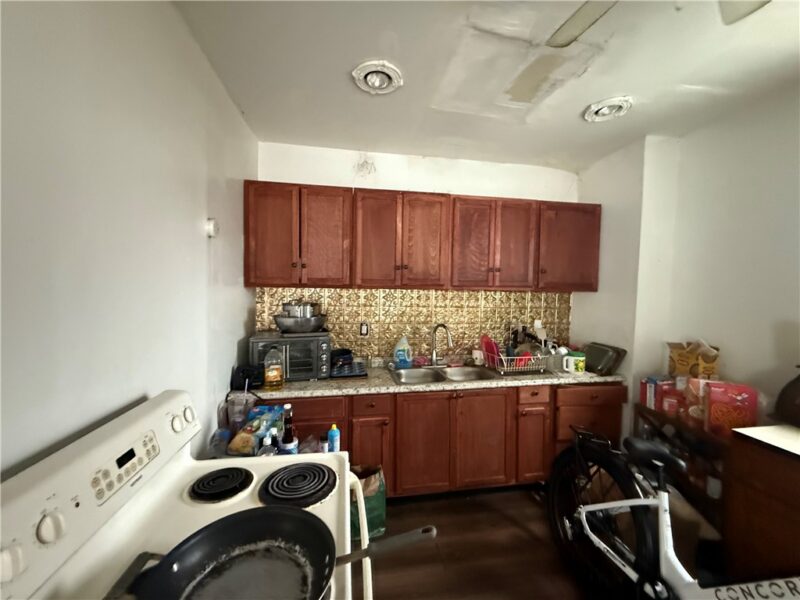 300 Hansen Ave — photo 7