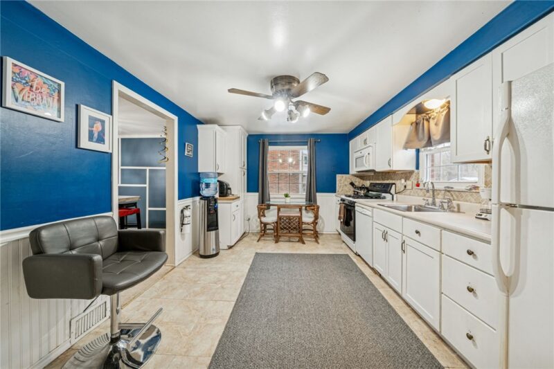 208 Crescent Garden Dr — photo 8