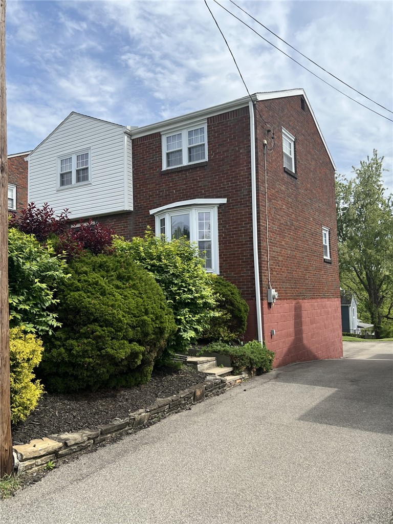 571 Helena St — photo 2