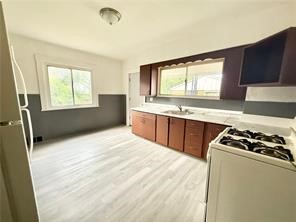 864 Vankirk St — photo 2