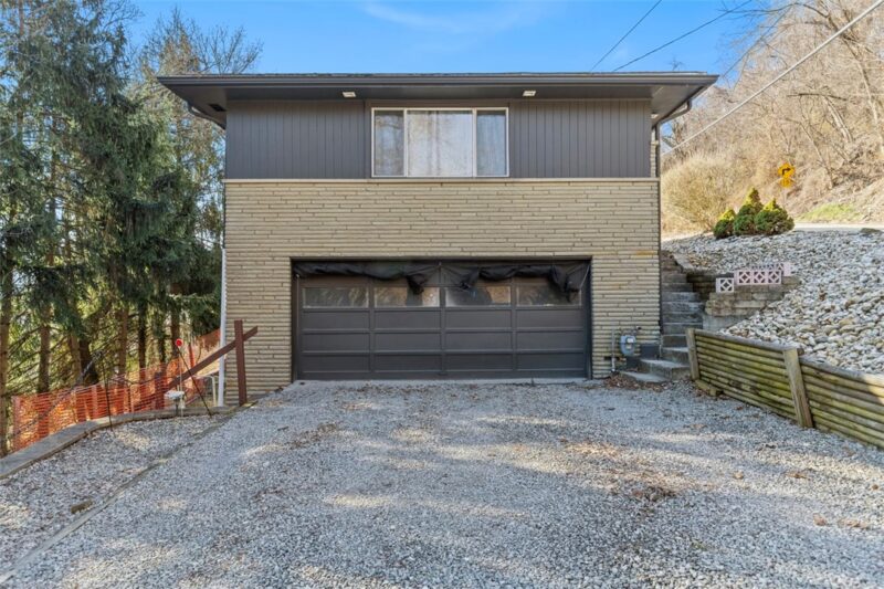 2219 Hill Rd — photo 2