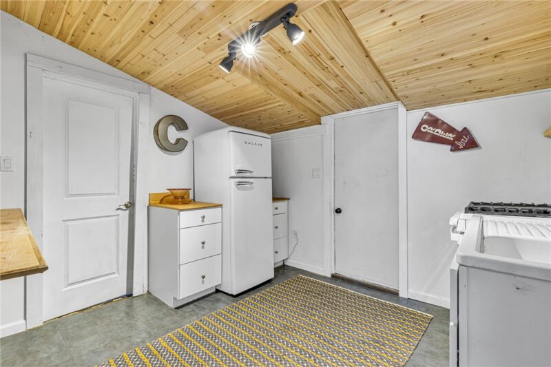 213 Maplewood Ave — photo 8