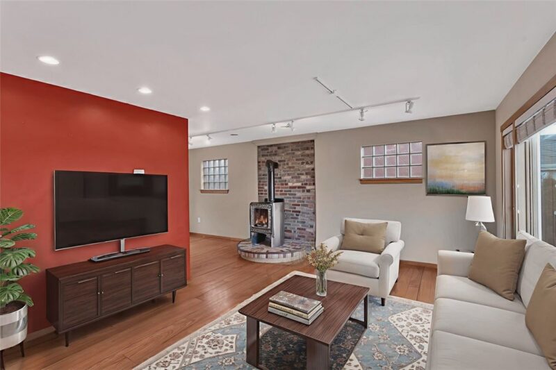 8020 Lloyd Ave — photo 2