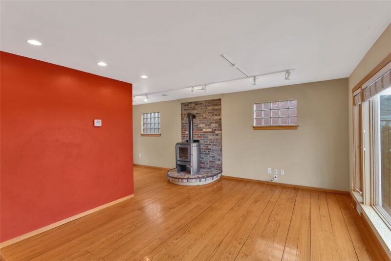 8020 Lloyd Ave — photo 3