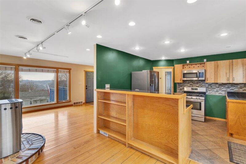 8020 Lloyd Ave — photo 7