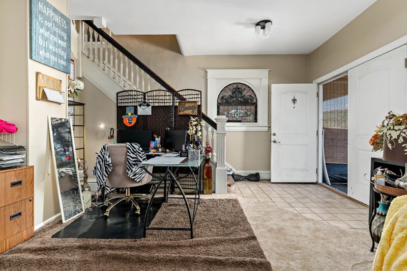 975 Thompson Ave — photo 3