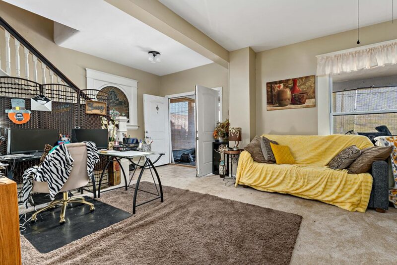 975 Thompson Ave — photo 4