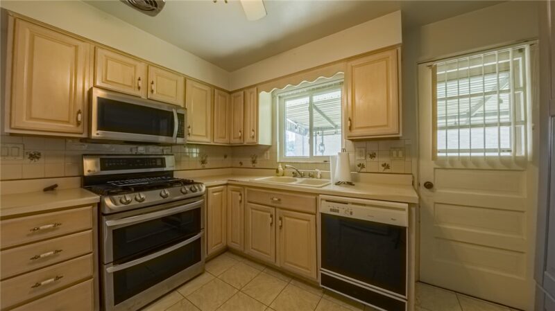 1586 Collier Ave — photo 4