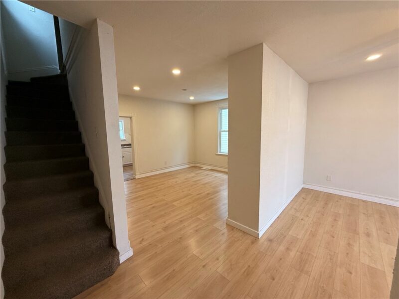 828 Frank — photo 2