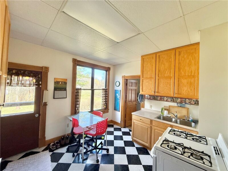 323 Franklin St — photo 4