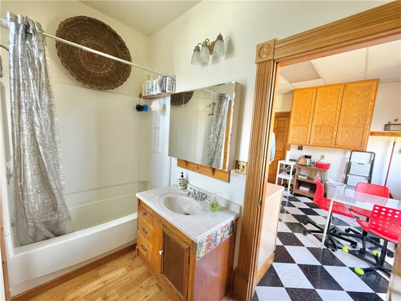 323 Franklin St — photo 6