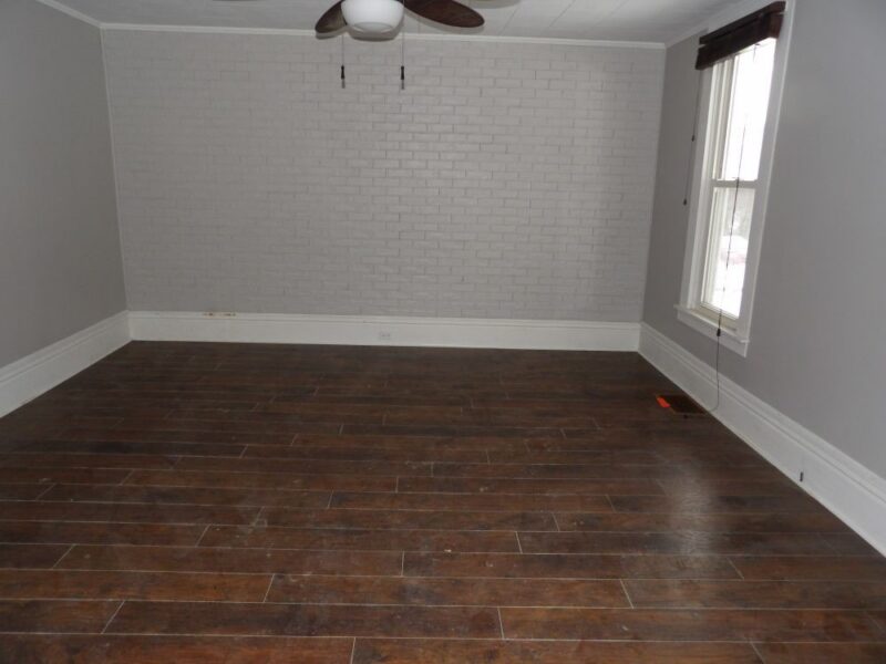806 E 4th St — photo 3