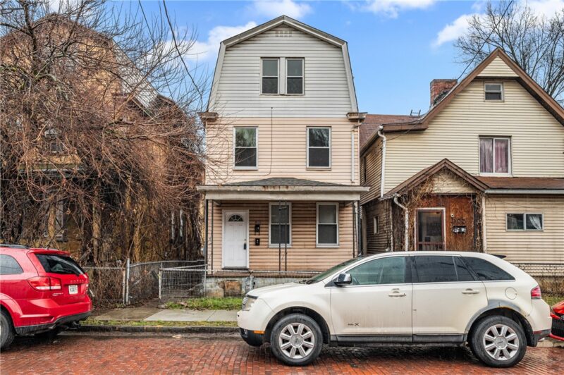 902 Robinson St — photo 2