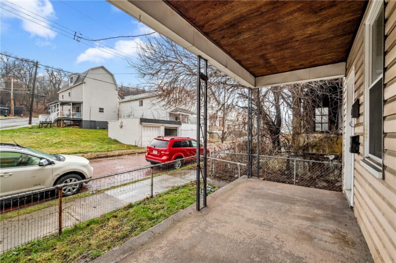 902 Robinson St — photo 3