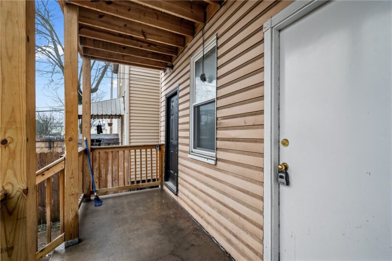 902 Robinson St — photo 4