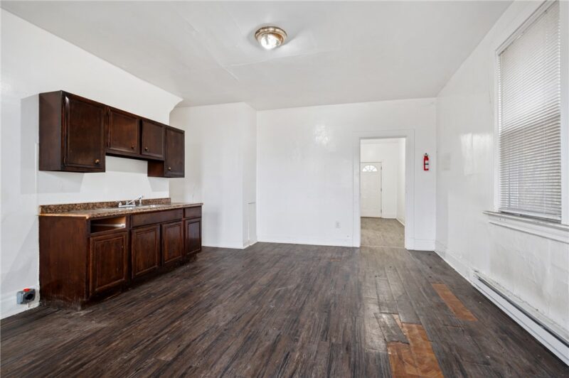 902 Robinson St — photo 7