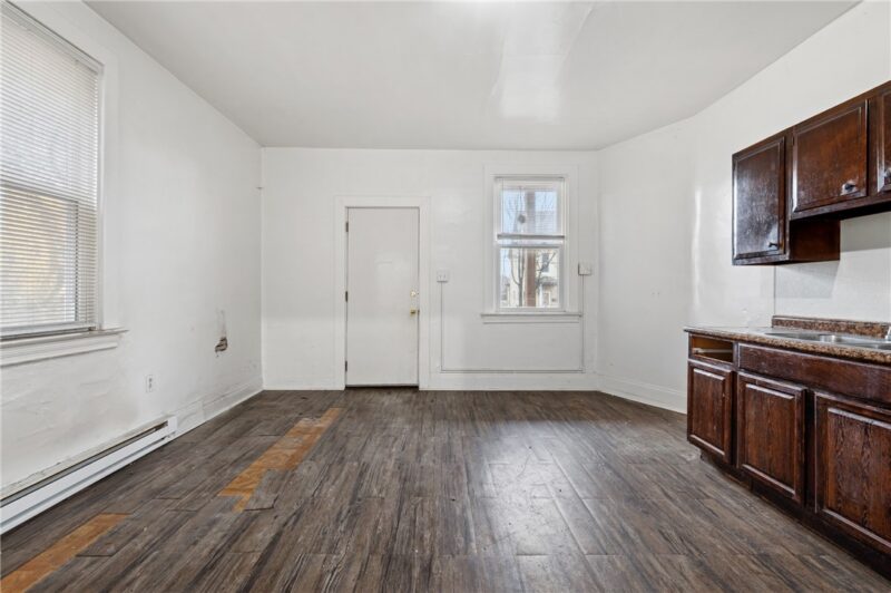 902 Robinson St — photo 8