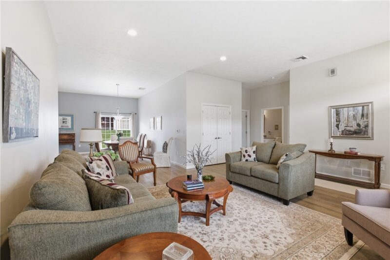 909 VALENTINA LN — photo 3