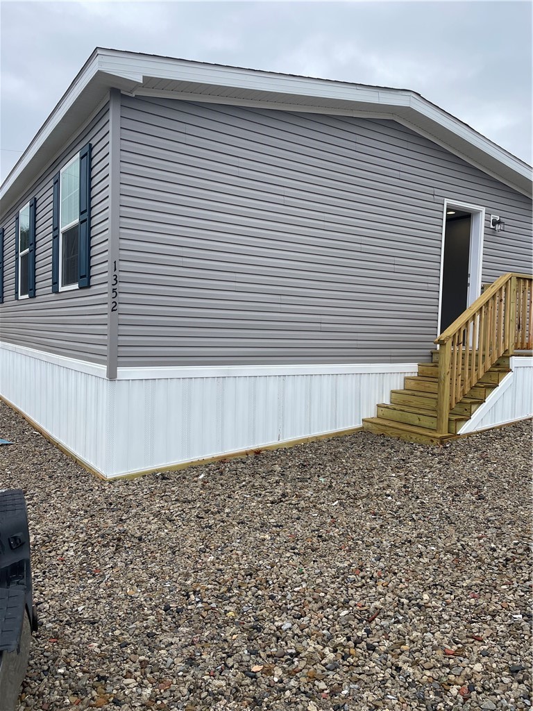 1352 Hilltop Drive — photo 2