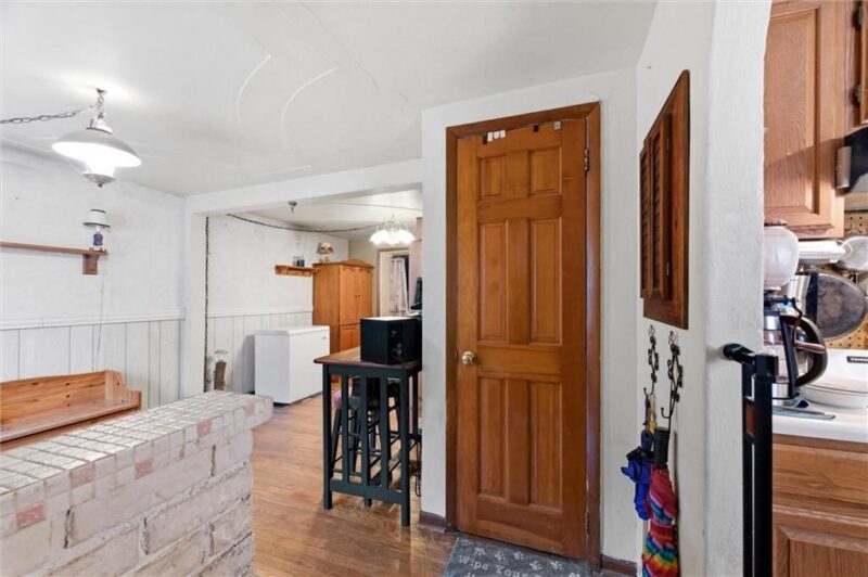 709 Hillgrove Ave — photo 2