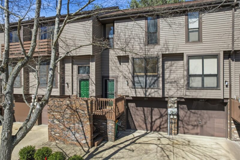 105 Laurel Ct — photo 2