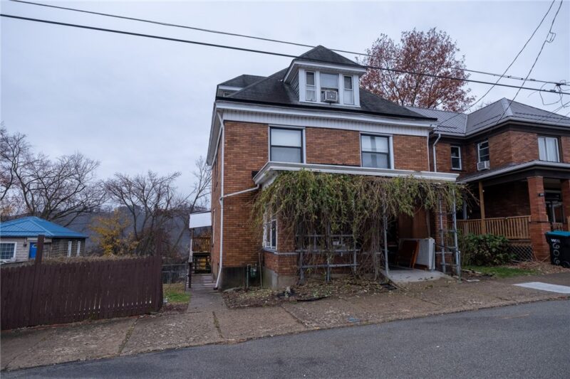 608 E 8TH AVENUE — photo 2