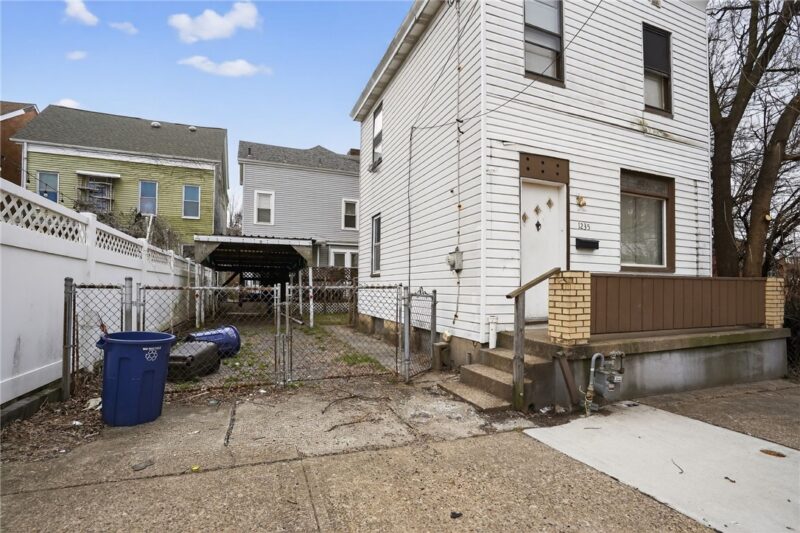 1235 Thelma St — photo 2