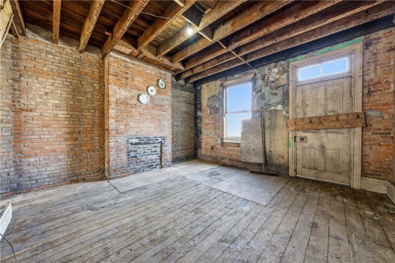 431 E Carson St — photo 8