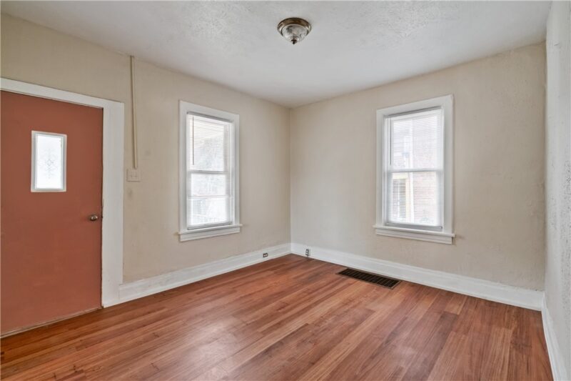 1013 Henry St — photo 2