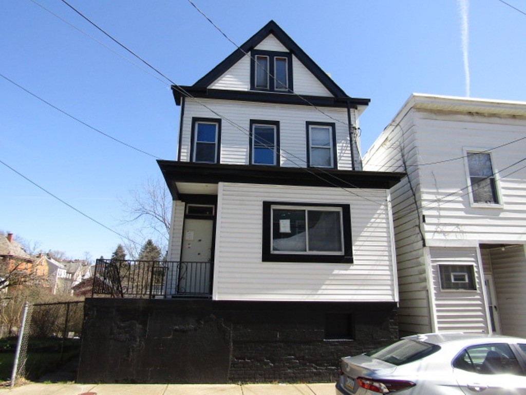215 Anthony St — photo 1