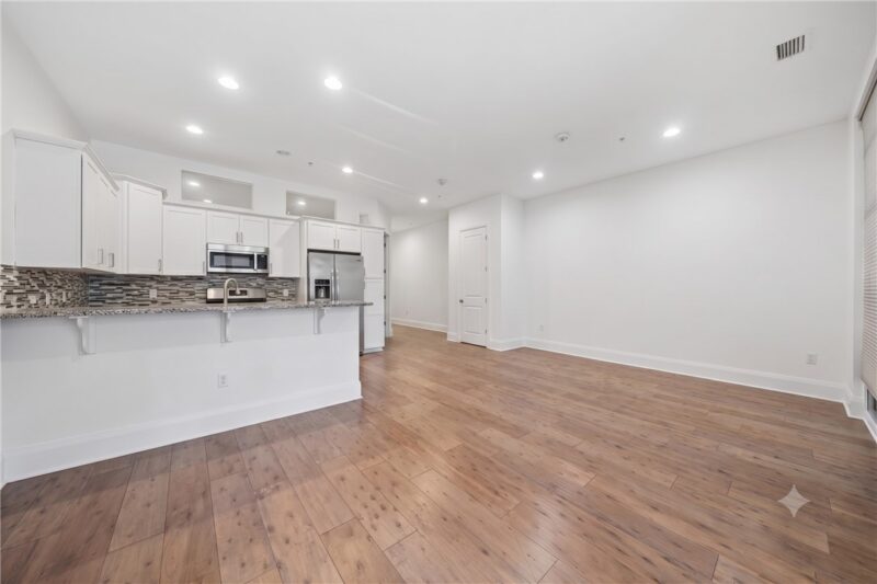 301 5th Ave 518 — photo 2