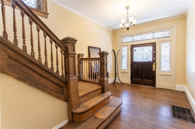 1135 N Saint Clair — photo 2