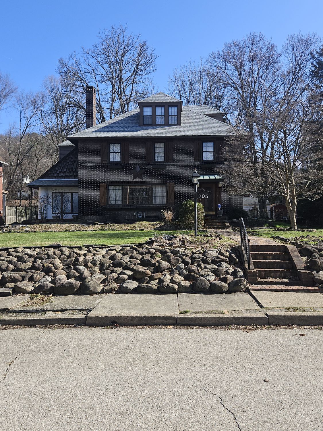 705 Laughlin AVENUE — photo 1