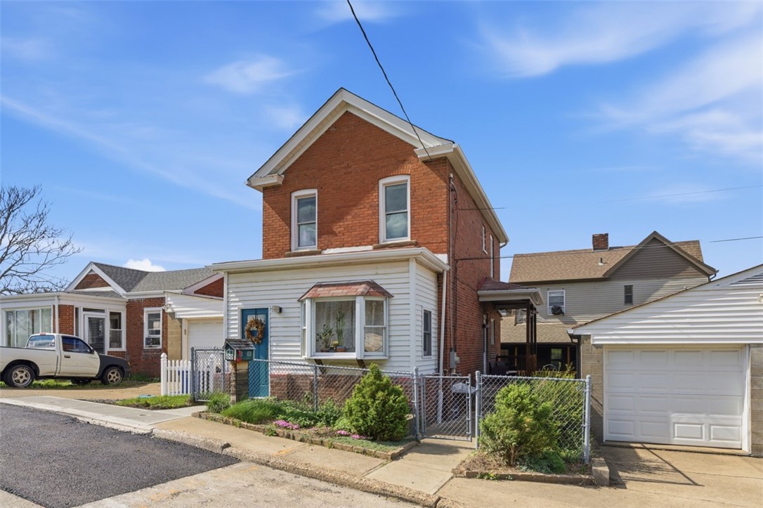 217 Ilion St — photo 1