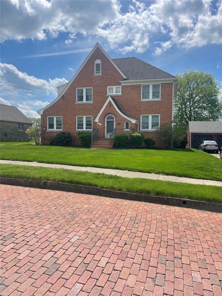 221 E Muntz Ave — photo 3