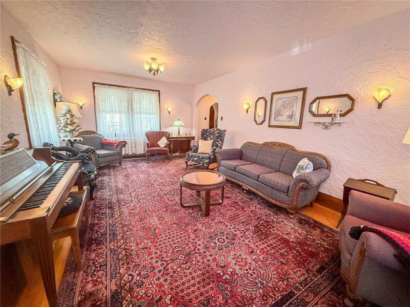 221 E Muntz Ave — photo 6