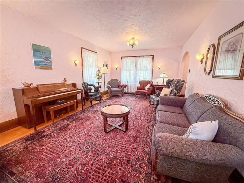 221 E Muntz Ave — photo 7