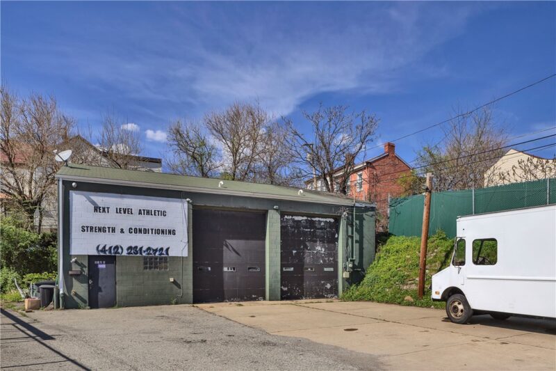 2320 California Ave — photo 2